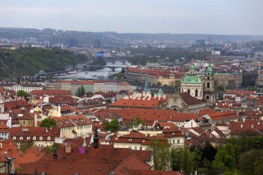 Doğa ve çiçekli ağaçlar, Çek Cumhuriyeti Prag şehir bahar yeşil ile görüntüleyin