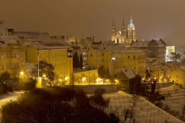 Gece karlı Prague City ile Gotik Castle, Çek Cumhuriyeti