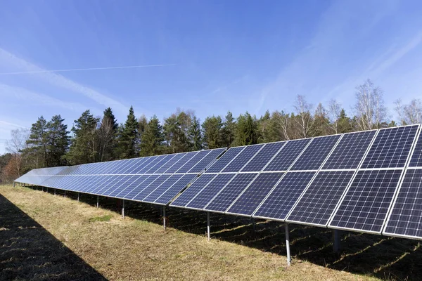 Solarkraftwerk in der herbstlichen Natur — Stockfoto