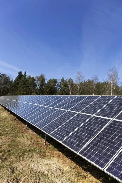 Solkraftverk i höst natur — Stockfoto