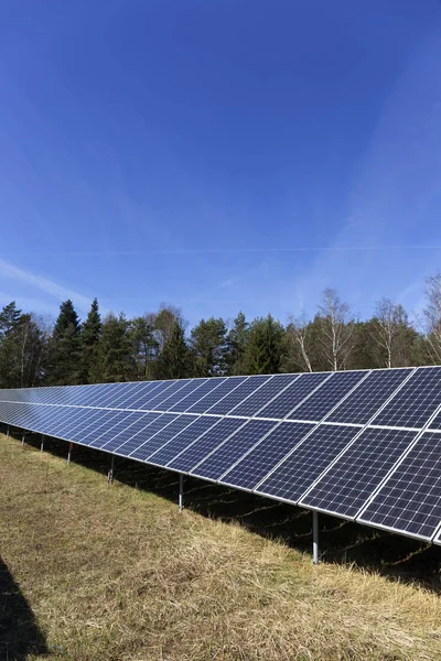 Solkraftverk i höst natur — Stockfoto