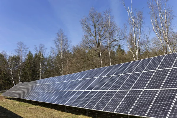 Солнечная электростанция осенью Природа — стоковое фото