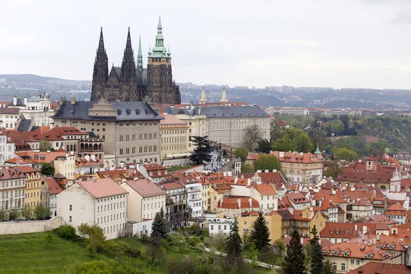 Vue sur le printemps Prague City avec la nature verte et les arbres à fleurs, République tchèque — Photo