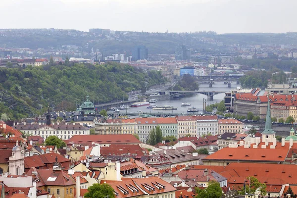 Kijk op de lente Prague City met de groene natuur en bloeiende bomen, Tsjechië — Stockfoto
