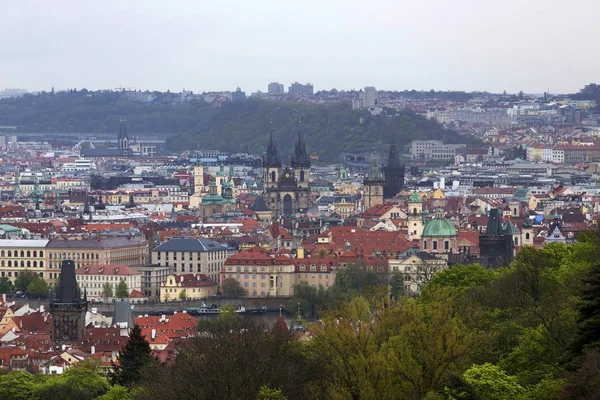 Vista de la ciudad de Praga de primavera con la naturaleza verde y los árboles con flores, República Checa —  Fotos de Stock