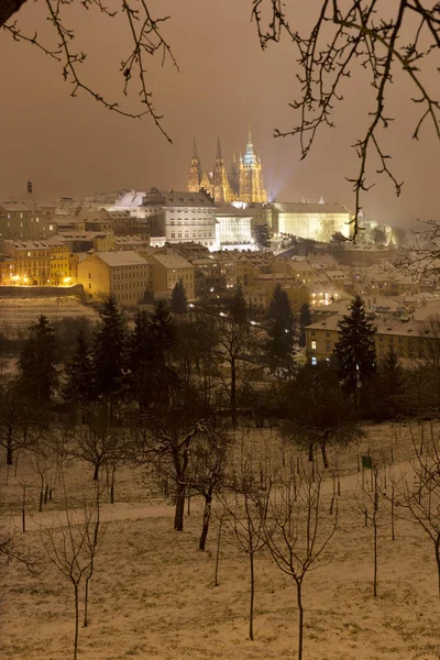 Notte nevosa Praga Città con Castello gotico, Repubblica Ceca — Foto Stock