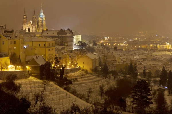 Ville de Prague enneigée de nuit avec château gothique, République tchèque — Photo