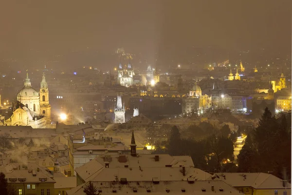 Natt snöiga Prague City med gotiska slott, Tjeckien — Stockfoto