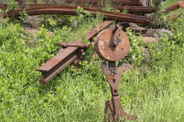 Detail ze zničených historických vlaků na jaře příroda — Stock fotografie