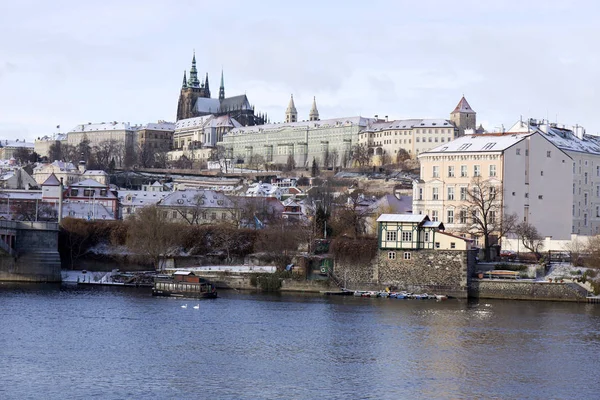 Nevoso congelamento Praga Piccola città con castello gotico, Repubblica Ceca — Foto Stock