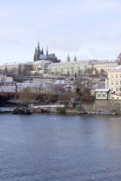 Snowy frysa Lillsidan i Prag med gotiska slott, Tjeckien — Stockfoto