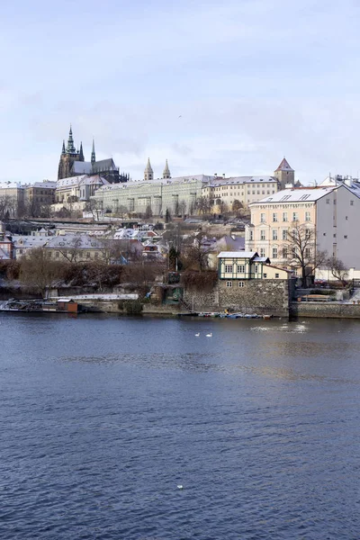 Snowy frysa Lillsidan i Prag med gotiska slott, Tjeckien — Stockfoto