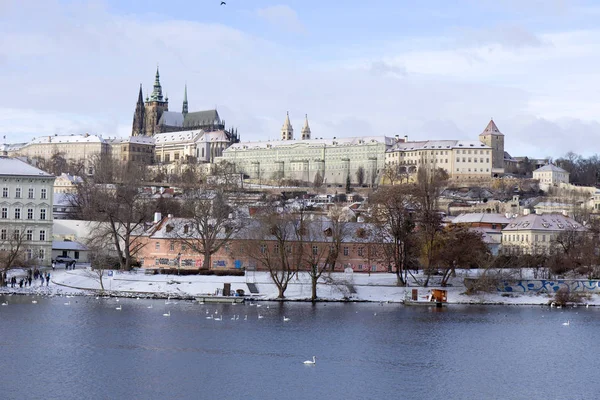 Nevoso congelamento Praga Piccola città con castello gotico, Repubblica Ceca — Foto Stock
