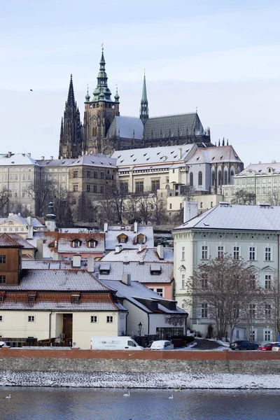 Малый город с готическим замком, Чехия — стоковое фото