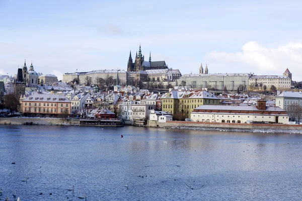 Karlı dondurmak Prag Lesser Town ile Gotik Castle, Çek Cumhuriyeti — Stok fotoğraf