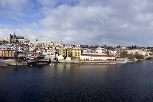 Congelación nevada Praga Ciudad Menor con castillo gótico, República Checa —  Fotos de Stock