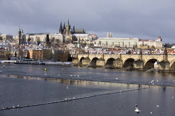 Gel neigeux Prague Petite ville avec pont Charles et château de Prague, République tchèque — Photo