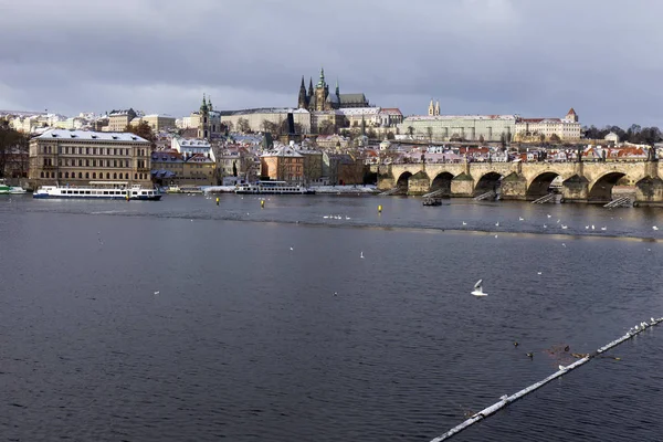 Snowy frysa Lillsidan i Prag med Karlsbron och Pragborgen, Tjeckien — Stockfoto