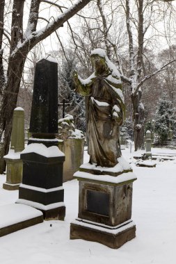 Karlı Statuel dan kış gizem eski Prag mezarlığı, Çek Cumhuriyeti