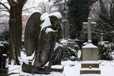 Karlı Statuel dan kış gizem eski Prag mezarlığı, Çek Cumhuriyeti