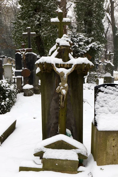 Сніжне Statuel від зимових таємниця старі Празьке кладовище, Чеська Республіка — стокове фото