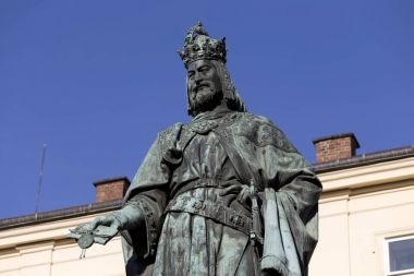 Onbirinci Çek kral ve Roma İmparatoru Charles IV bronz heykeli. Prag yakınındaki Charles Bridge, Çek Cumhuriyeti