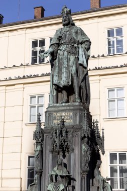 Onbirinci Çek kral ve Roma İmparatoru Charles IV bronz heykeli. Prag yakınındaki Charles Bridge, Çek Cumhuriyeti