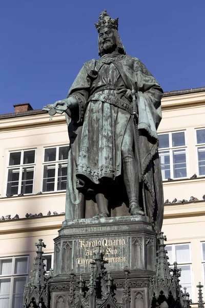 Spiżowa statua, jedenasty król Czech i cesarz rzymski Karol Iv. w Pradze w pobliżu Charles most, Republika Czeska — Zdjęcie stockowe