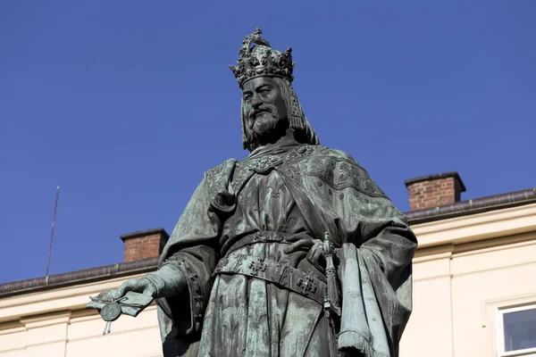 Spiżowa statua, jedenasty król Czech i cesarz rzymski Karol Iv. w Pradze w pobliżu Charles most, Republika Czeska — Zdjęcie stockowe