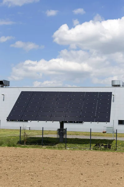 Central de energia solar na primavera Natureza — Fotografia de Stock