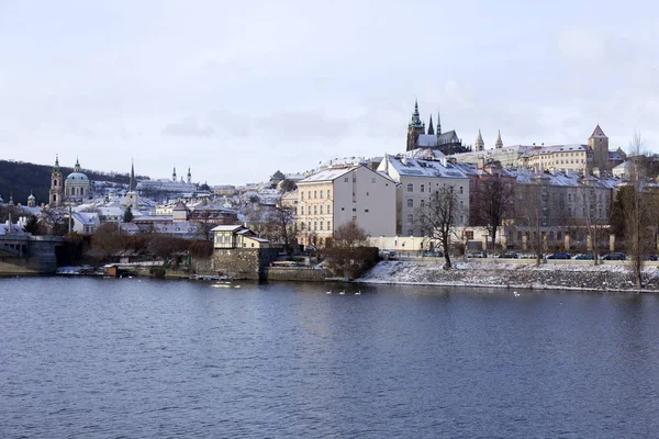 Snowy freeze Praga Cidade Menor com Castelo Gótico, República Checa — Fotografia de Stock