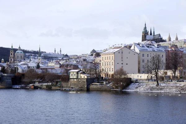Congelación nevada Praga Ciudad Menor con castillo gótico, República Checa —  Fotos de Stock
