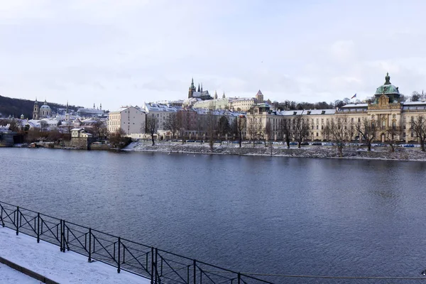 Snowy frysa Lillsidan i Prag med gotiska slott, Tjeckien — Stockfoto