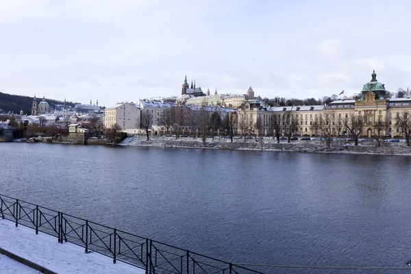 Śnieżna zamrażać Mala Strana z gotyckiego zamku, Republika Czeska — Zdjęcie stockowe