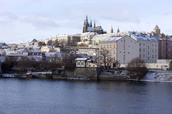 알파인 동결 프라하 적은 도시와 고딕 양식의 성, 체코 공화국 — 스톡 사진