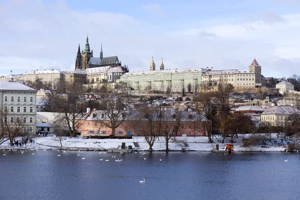 Nevoso congelamento Praga Piccola città con castello gotico, Repubblica Ceca — Foto Stock