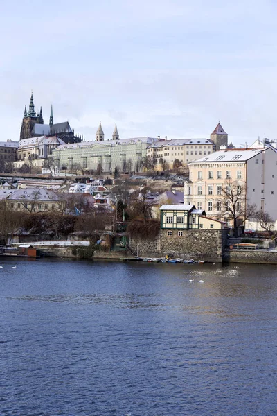 Nevoso congelamento Praga Piccola città con castello gotico, Repubblica Ceca — Foto Stock