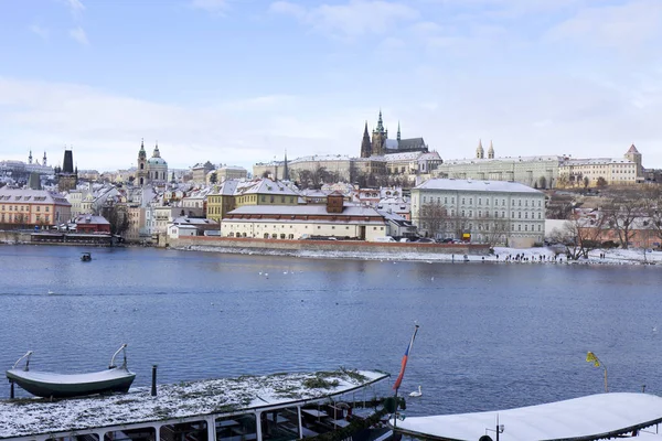 Schnee Frost Prag Kleinstadt mit gotischer Burg, Tschechische Republik — Stockfoto