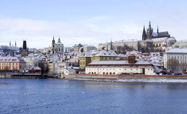 Congelación nevada Praga Ciudad Menor con castillo gótico, República Checa — Foto de Stock