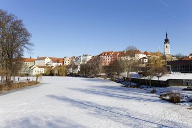 Renkli Kraliyet karlı ortaçağ şehir Pisek yukarıda donmuş nehrin Otava, Çek Cumhuriyeti 