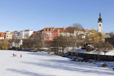Renkli Kraliyet karlı ortaçağ şehir Pisek yukarıda donmuş nehrin Otava, Çek Cumhuriyeti 