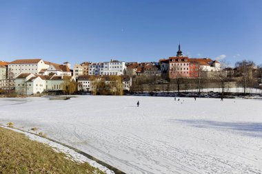 Renkli Kraliyet karlı ortaçağ şehir Pisek yukarıda donmuş nehrin Otava, Çek Cumhuriyeti 
