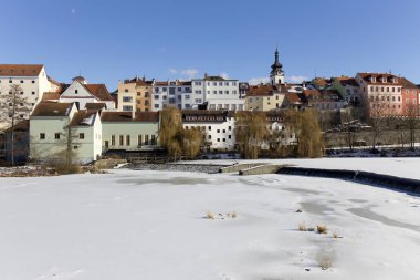 Renkli Kraliyet karlı ortaçağ şehir Pisek yukarıda donmuş nehrin Otava, Çek Cumhuriyeti 