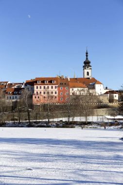 Renkli Kraliyet karlı ortaçağ şehir Pisek yukarıda donmuş nehrin Otava, Çek Cumhuriyeti 