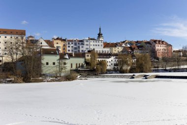 Renkli Kraliyet karlı ortaçağ şehir Pisek yukarıda donmuş nehrin Otava, Çek Cumhuriyeti 
