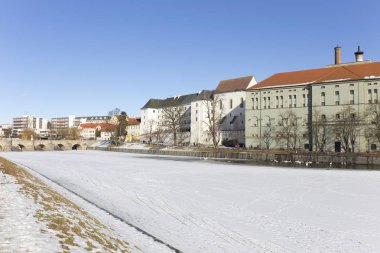 Renkli Kraliyet karlı ortaçağ şehir Pisek yukarıda donmuş nehrin Otava, Çek Cumhuriyeti 