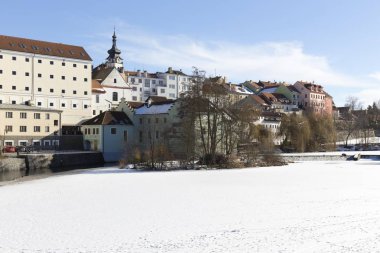 Renkli Kraliyet karlı ortaçağ şehir Pisek yukarıda donmuş nehrin Otava, Çek Cumhuriyeti 