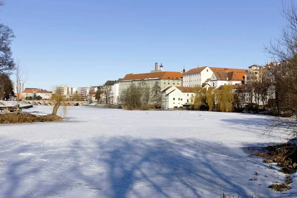 Ville médiévale enneigée royale colorée Pisek au-dessus de la rivière gelée Otava, République tchèque — Photo