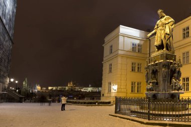 On birinci Çek Kralı ve Roma İmparatoru IV. Charles Köprüsü yakınlarındaki Prag Kalesi ile gece karlı Prag, Çek Cumhuriyeti
