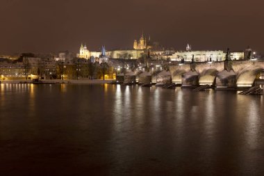 Gotik Castle, Aziz Nicholas Katedrali ve Charles Köprüsü, Çek Cumhuriyeti ile gece karlı Prag Lesser Town